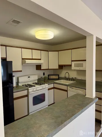 $2,600 | 809 Woodhaven Drive, Edison, NJ 08817