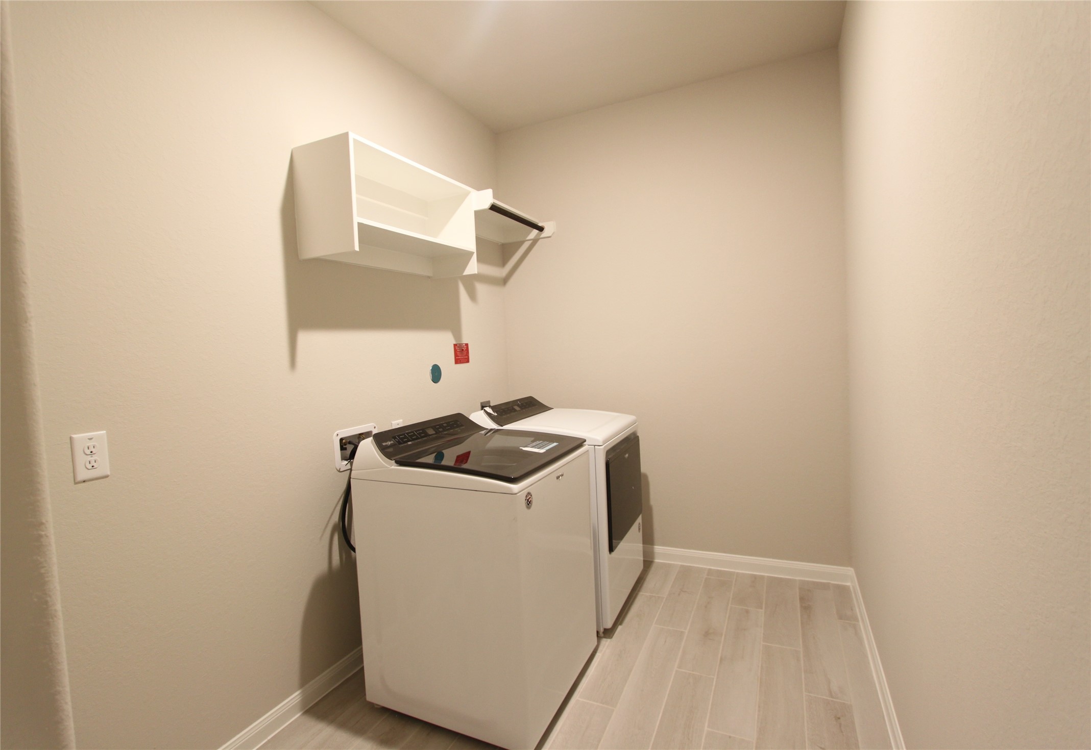 906 Pismo Lane Rosharon, TX 77583 - Photo 14 of 15 a utility room with dryer and washer