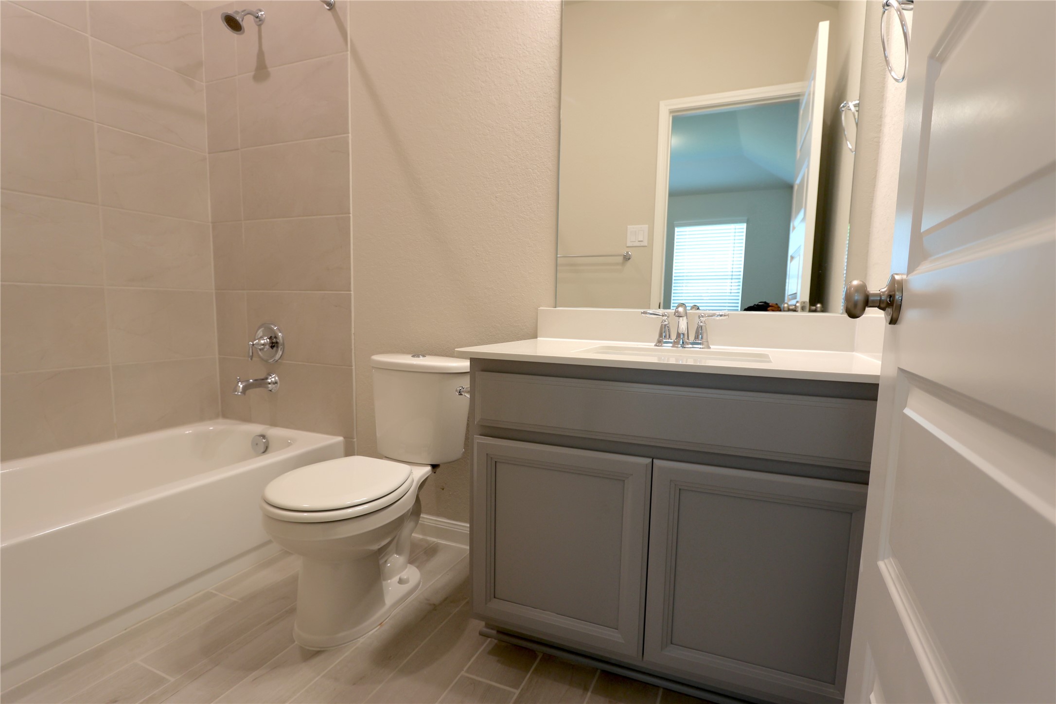 906 Pismo Lane Rosharon, TX 77583 - Photo 3 of 15 a bathroom with a sink toilet vanity and bathtub