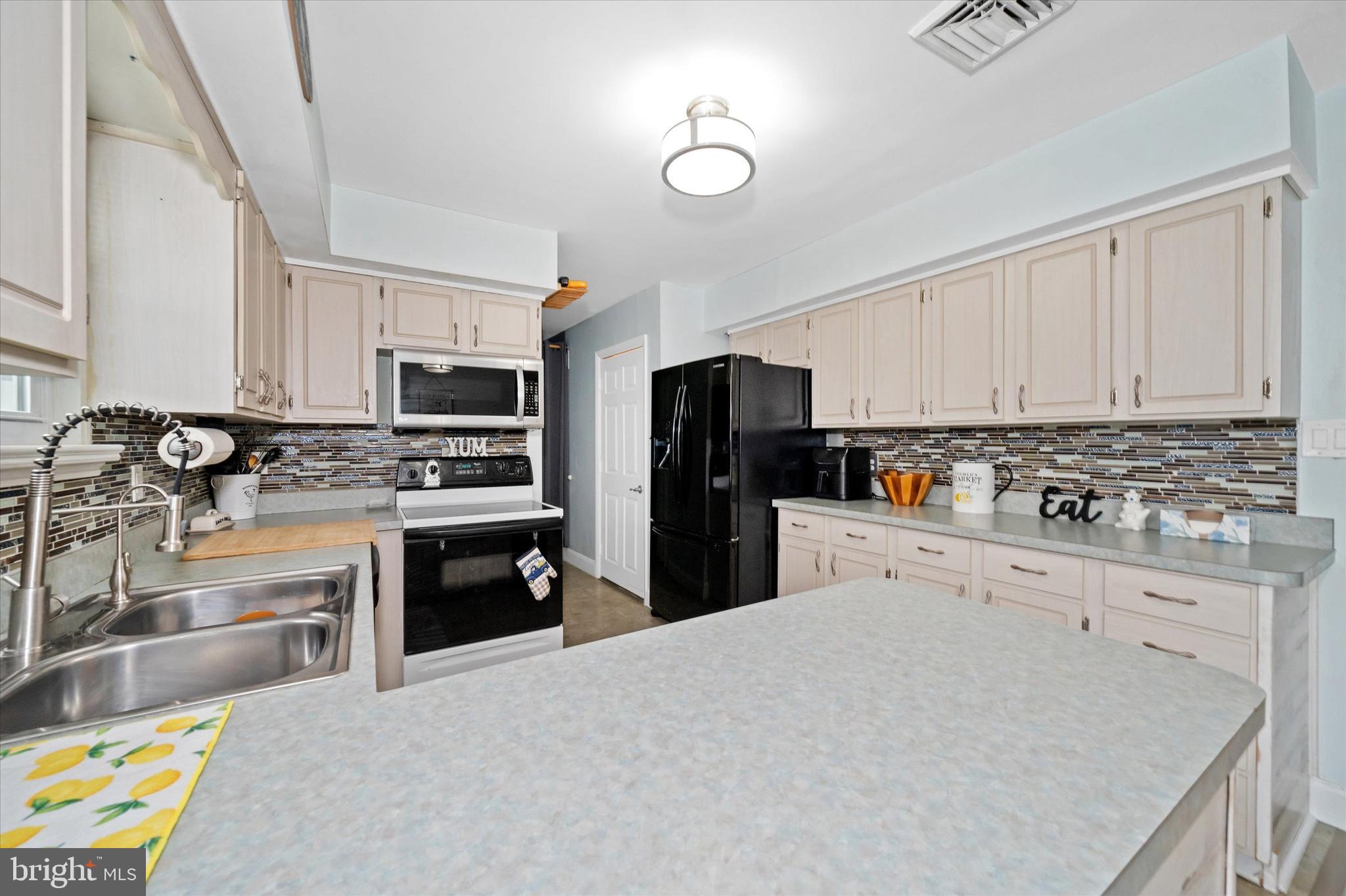 40 Shady Drive East Newark, DE 19713 - Photo 23 of 33 Kitchen Peninsula