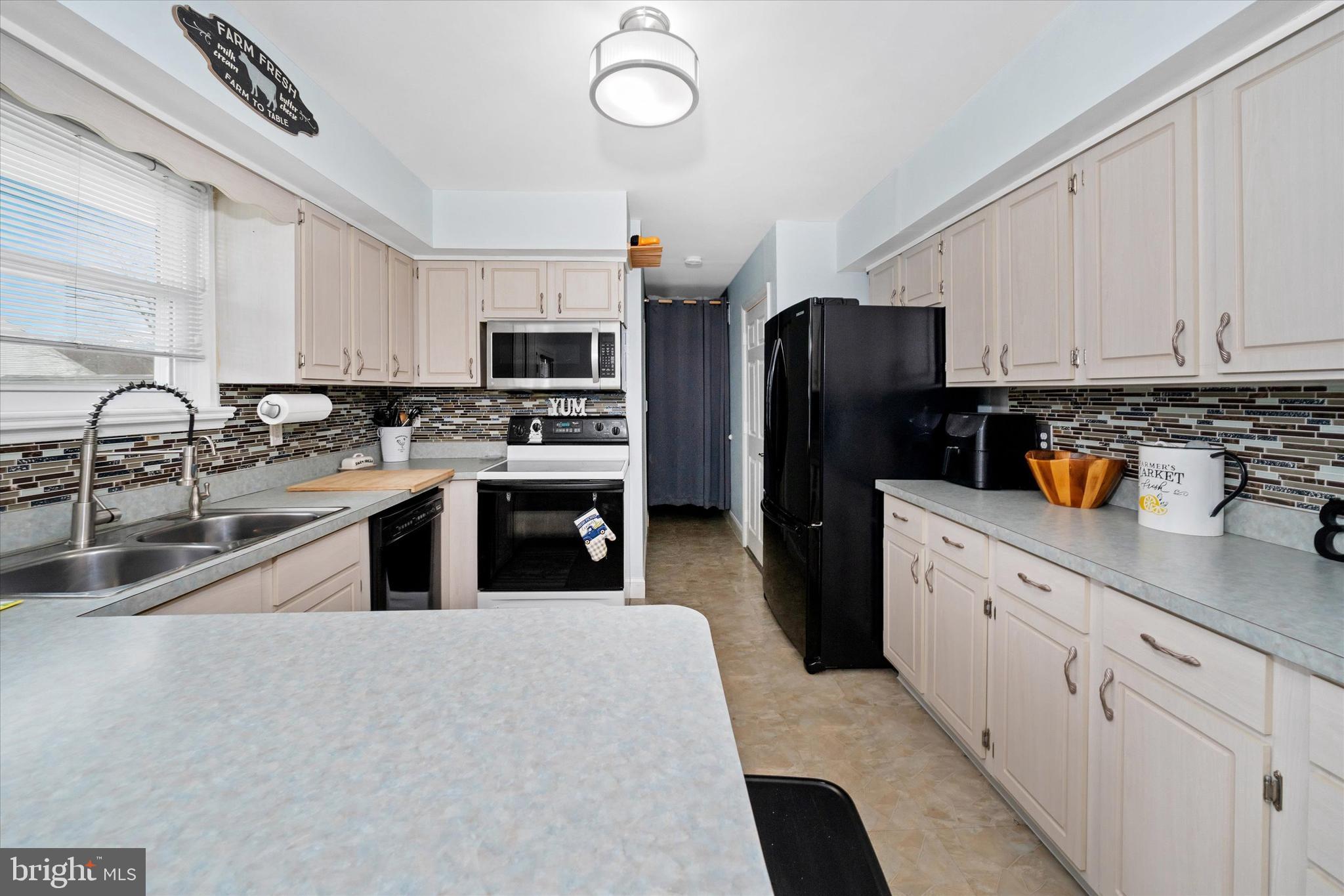 40 Shady Drive East Newark, DE 19713 - Photo 24 of 33 Kitchen Peninsula 2