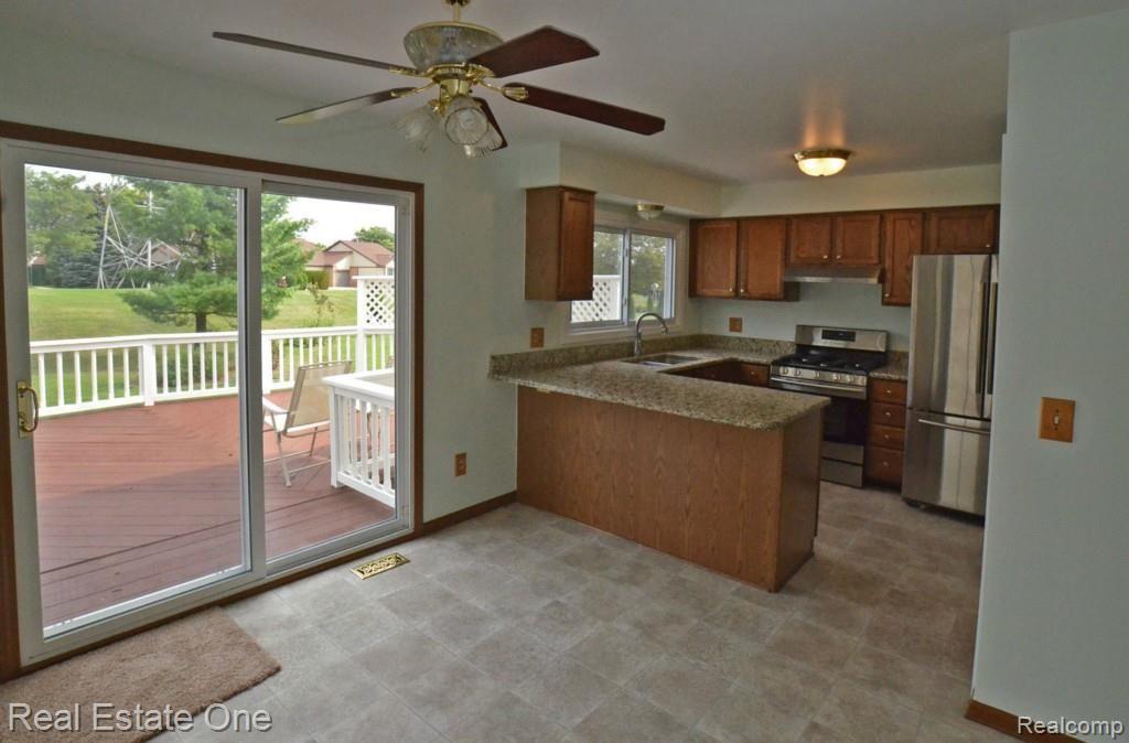 364 Huntington Court Rochester Hills, MI 48307 - Photo 4 of 25