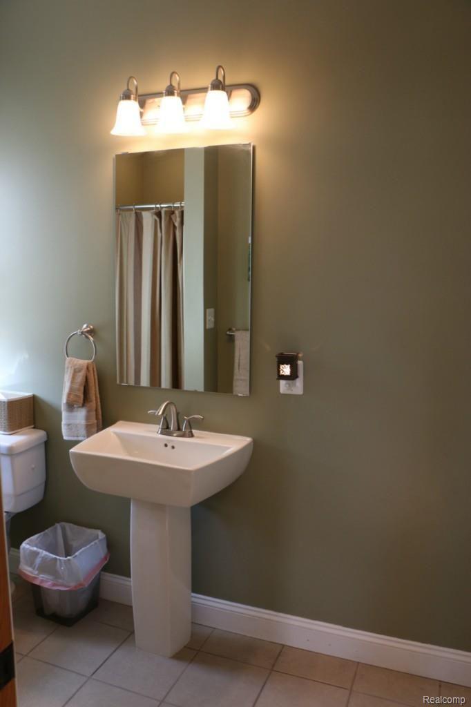 424 South Walnut Street Howell, MI 48843 - Photo 12 of 39 05-IMG_2353.jpg
