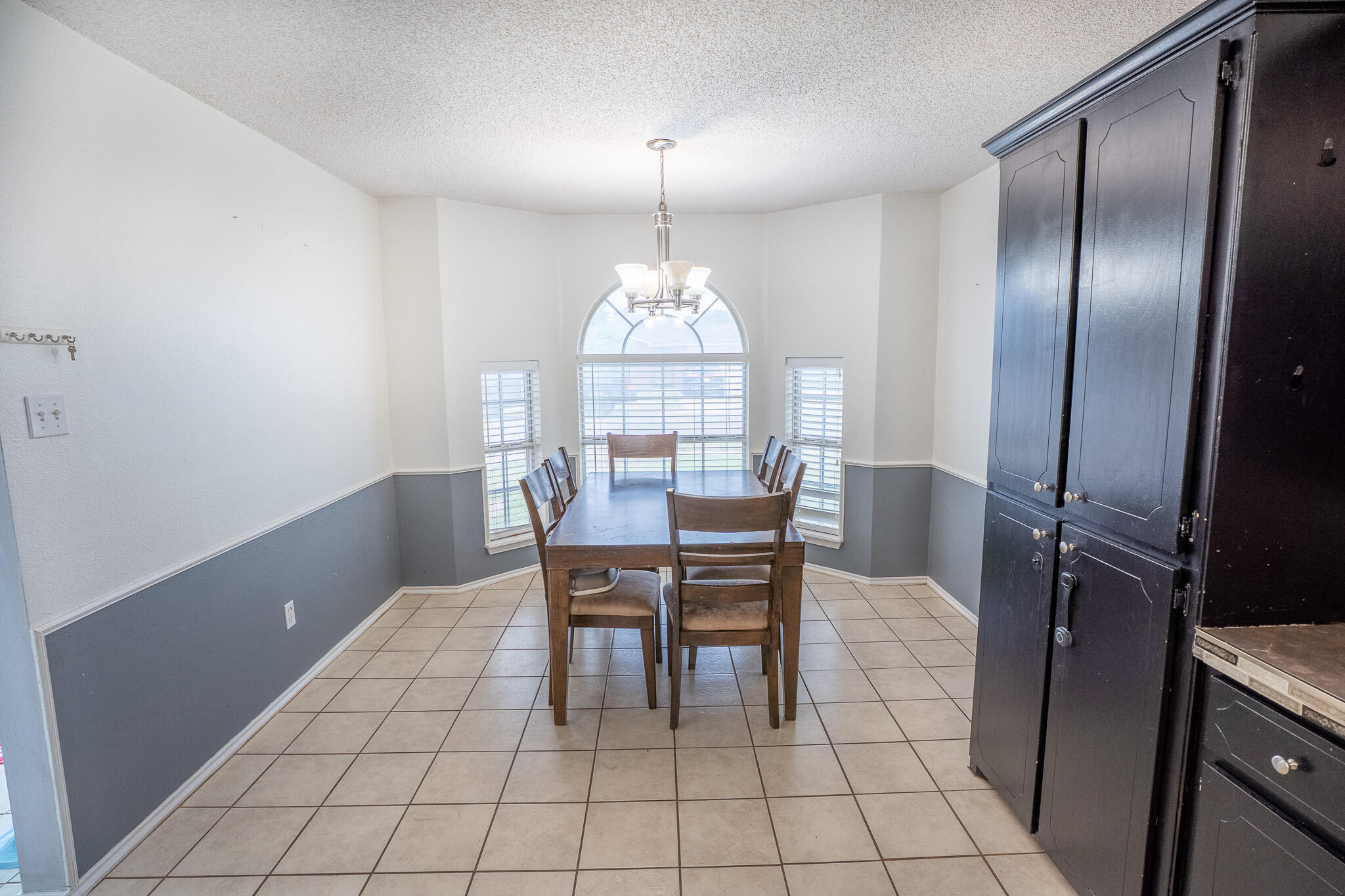 1609 78th Street Lubbock, TX 79423 - Photo 9 of 36 a dining room with furniture and window