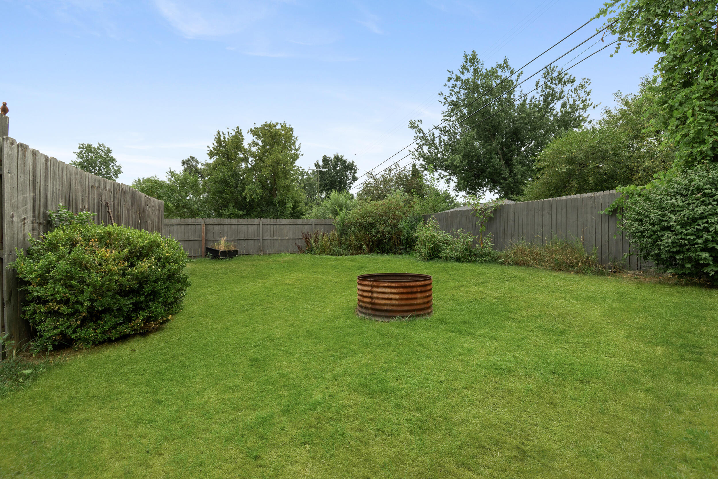 47385 Dequindre Road Rochester, MI 48307 - Photo 29 of 37 Established Manicured Yard