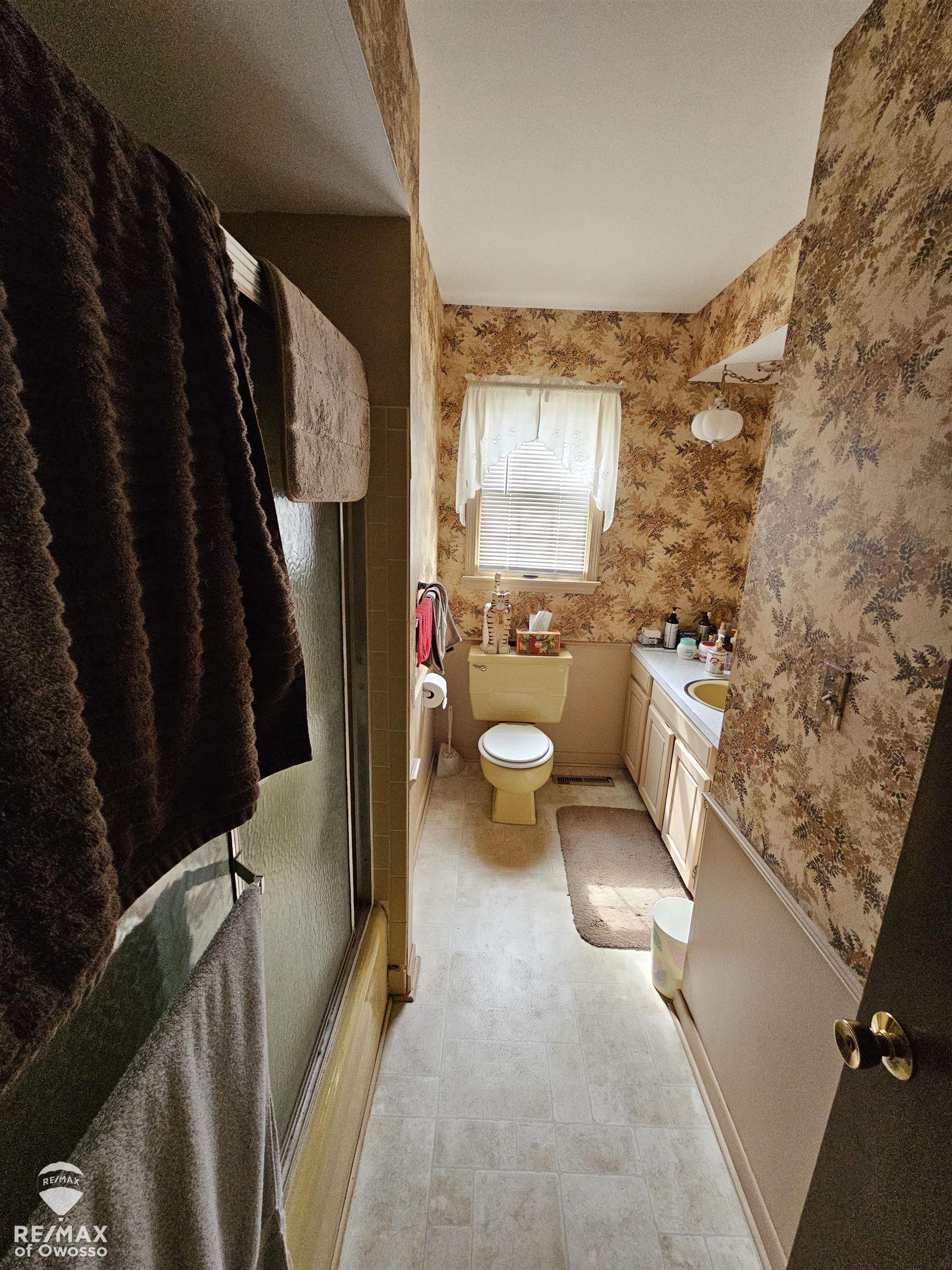 1901 Tahyio Road Owosso, MI 48867 - Photo 15 of 44 Bath at end of Hallway to bedrooms