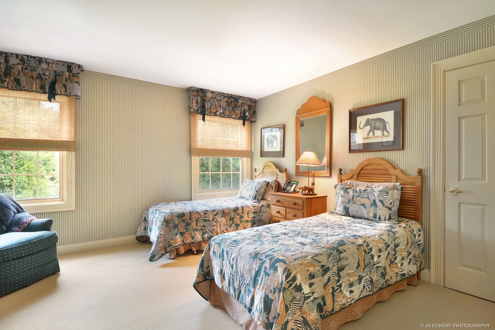 191 North Mayflower Road Lake Forest, IL 60045 - Photo 28 of 36 a bedroom with two beds and a window