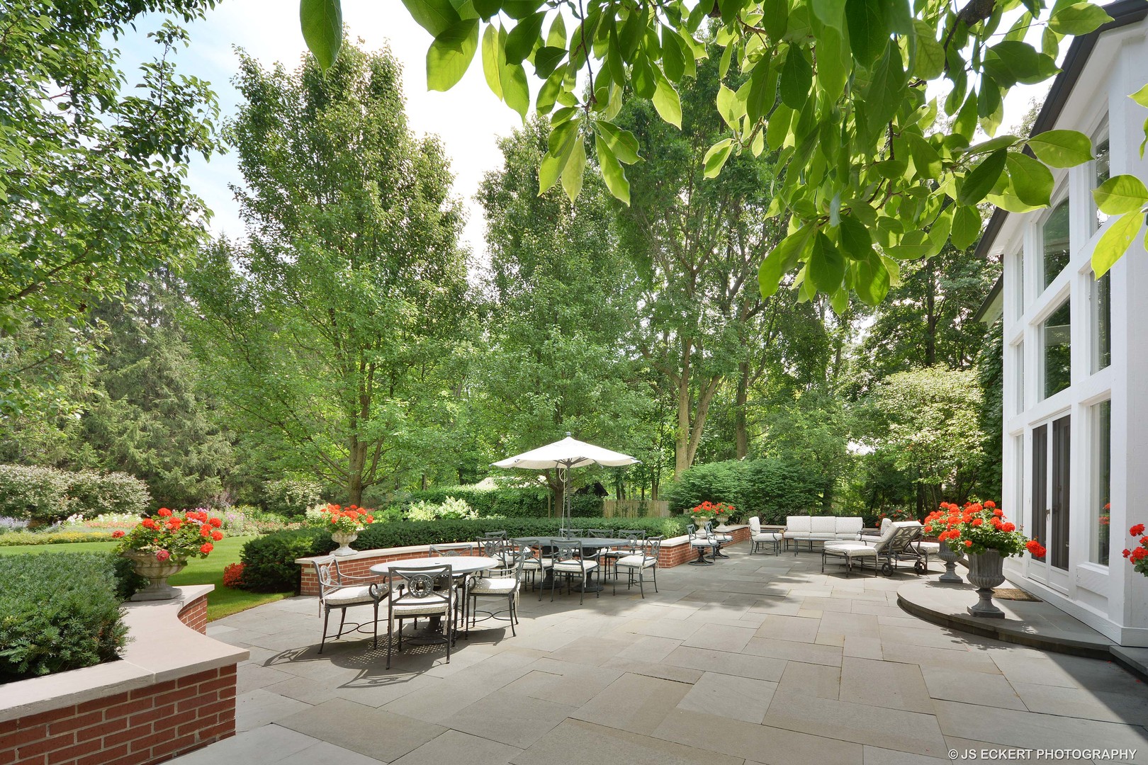 191 North Mayflower Road Lake Forest, IL 60045 - Photo 33 of 36 a garden view with a sitting space