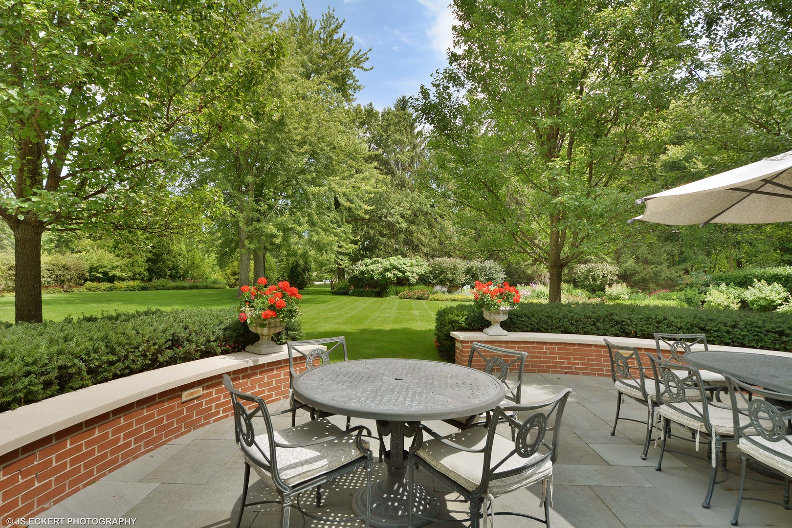 191 North Mayflower Road Lake Forest, IL 60045 - Photo 34 of 36 a view of a table and chairs in patio yard