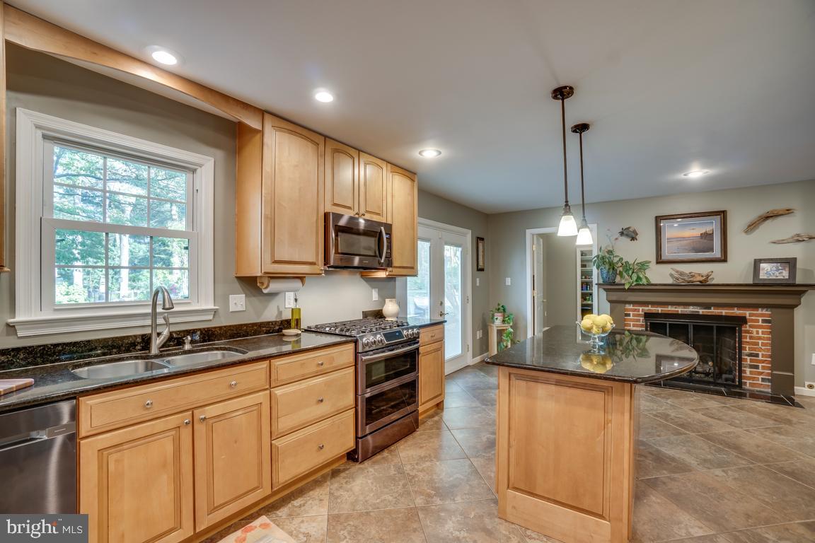 4211 High Ridge Road Haymarket, VA 20169 - Photo 13 of 50 Double gas oven, large island