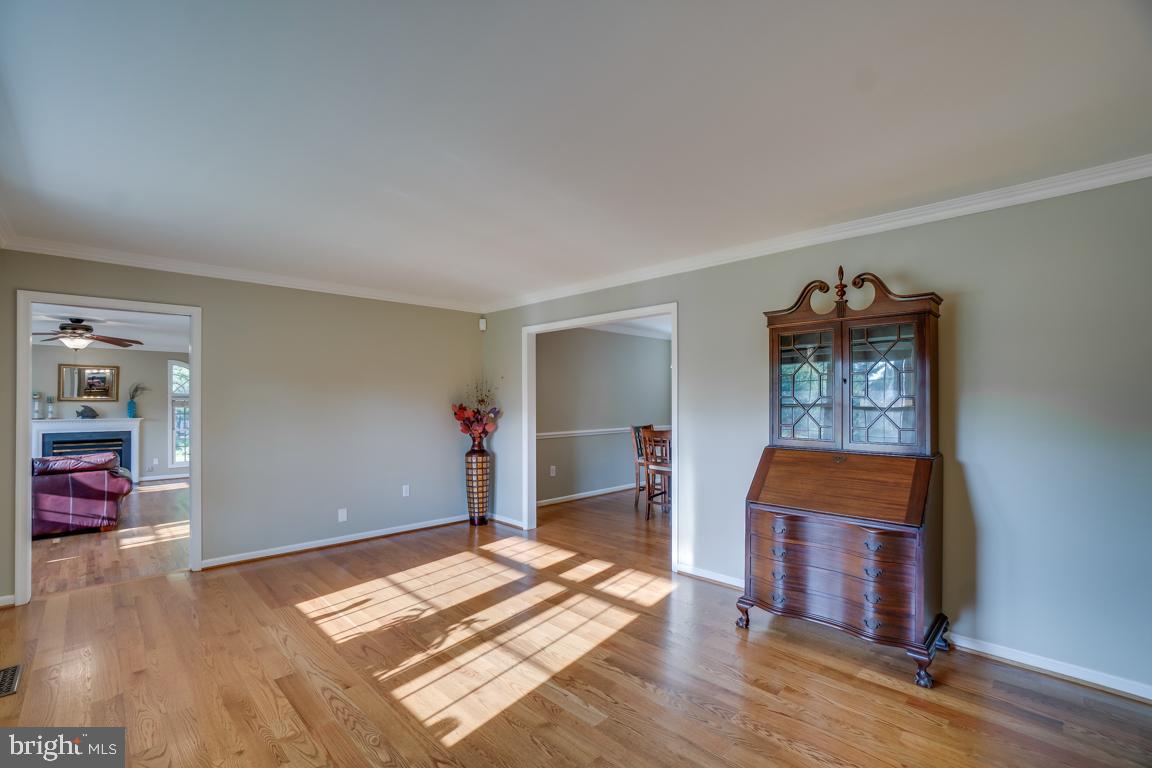 4211 High Ridge Road Haymarket, VA 20169 - Photo 20 of 50 Living room