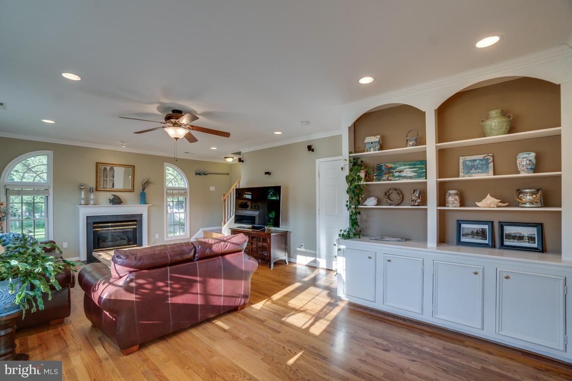 4211 High Ridge Road Haymarket, VA 20169 - Photo 21 of 50 Huge FAMILY room w/custom cabinets