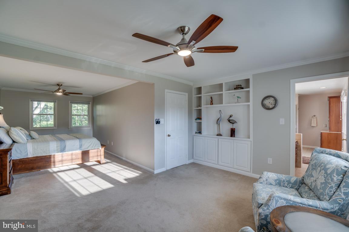 4211 High Ridge Road Haymarket, VA 20169 - Photo 27 of 50 Large Master /sitting area, custom cabinets