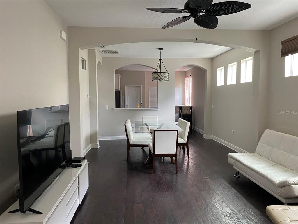 809 North Oregon Avenue Tampa, FL 33606 - Photo 3 of 16 a view of a livingroom with furniture and a flat screen tv