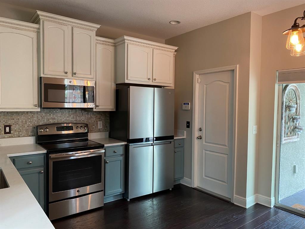 809 North Oregon Avenue Tampa, FL 33606 - Photo 4 of 16 a kitchen with appliances a sink and cabinets