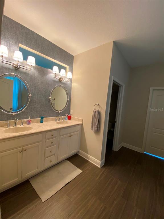809 North Oregon Avenue Tampa, FL 33606 - Photo 7 of 16 a room with a washing machine and sink