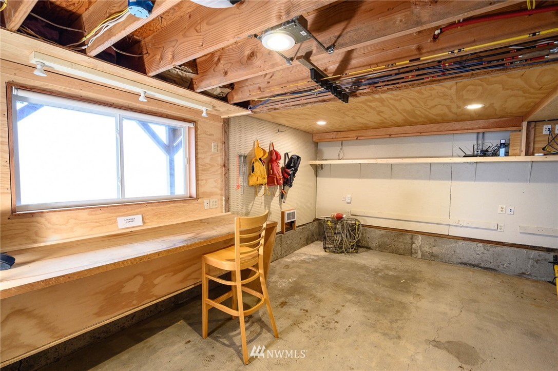 12607 Southwest Bachelor Road Vashon, WA 98070 - Photo 11 of 36 Gallery Image 11