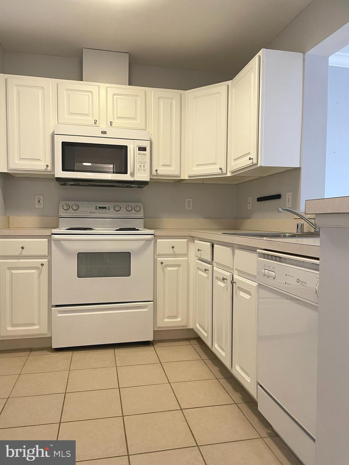 23 Pierside Drive, Unit 234 Baltimore, MD 21230 - Photo 4 of 25 Kitchen from entrance hallway