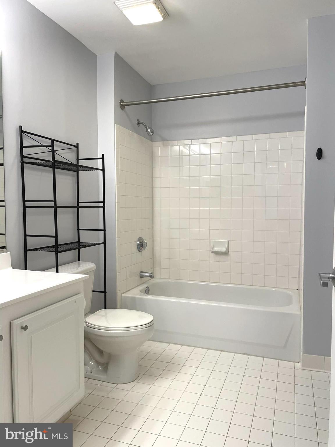 23 Pierside Drive, Unit 234 Baltimore, MD 21230 - Photo 8 of 25 Spacious Bathroom