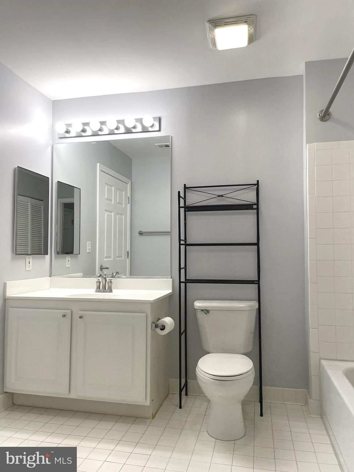 23 Pierside Drive, Unit 234 Baltimore, MD 21230 - Photo 9 of 25 Bathroom