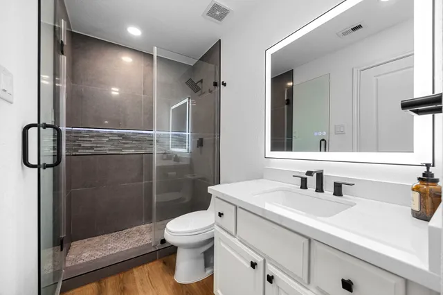 $945,000 | 34 North Swanwick Place, Tomball, TX 77375