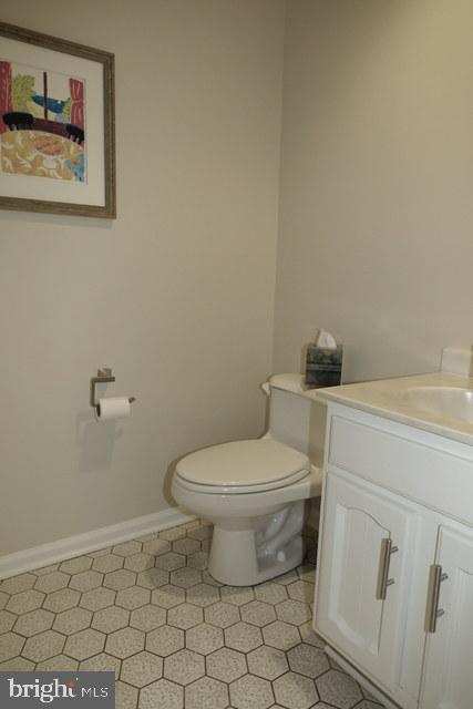 9444 Reach Road Potomac, MD 20854 - Photo 21 of 41 Powder Room