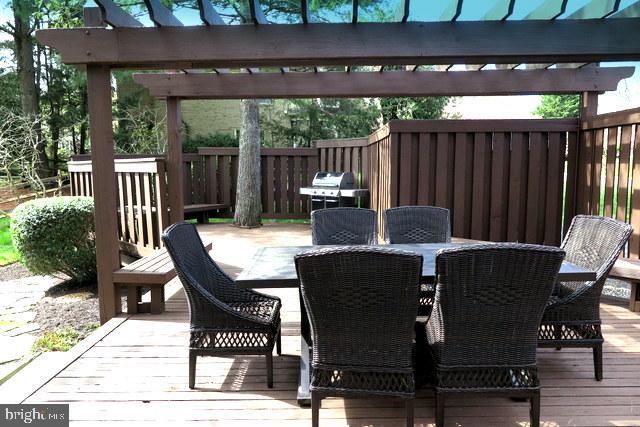 9444 Reach Road Potomac, MD 20854 - Photo 38 of 41 Privacy Fencing