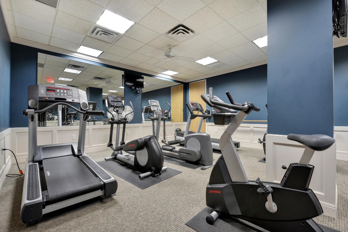 1801 Lavaca Street, Unit 7B Austin, TX 78701 - Photo 35 of 40 a room with gym equipment