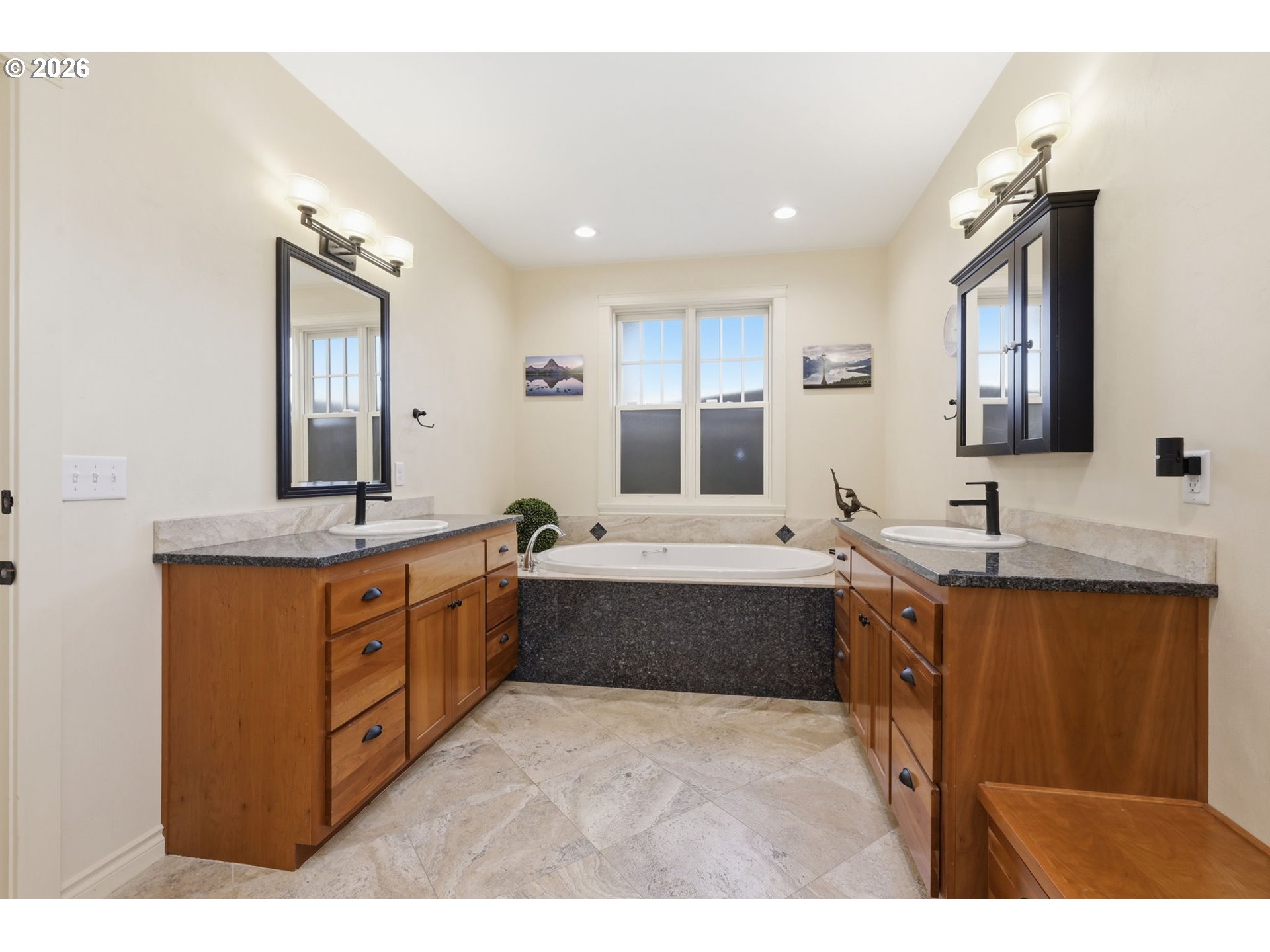 2148 Lomond Avenue Springfield, OR 97477 - Photo 19 of 47 Owner's Suite Bathroom