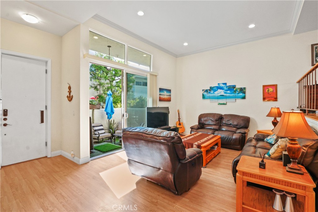 215 Valley Drive Hermosa Beach, CA 90254 - Photo 4 of 27 a workspace with furniture and a window