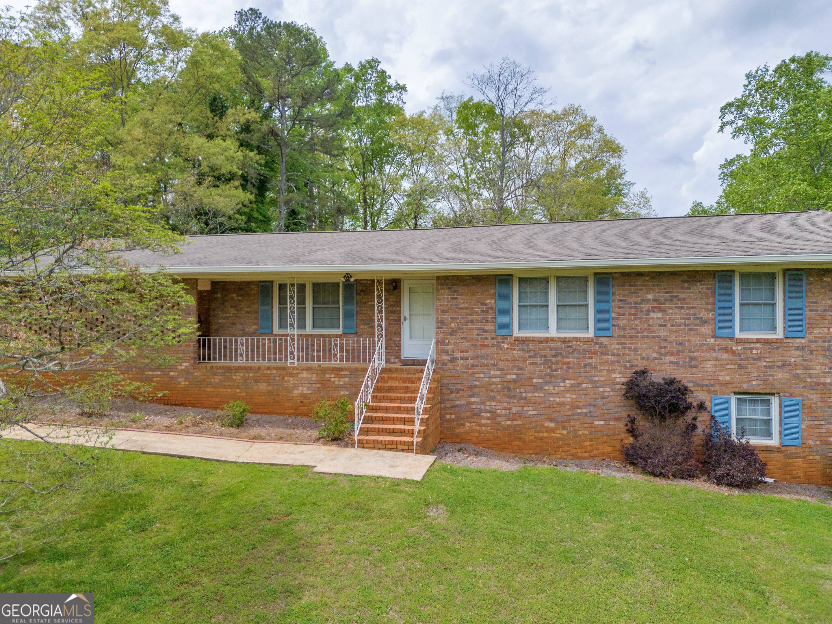 500 Cherokee Ridge Athens, GA 30606 - Photo 1 of 1 front view of a house with a yard