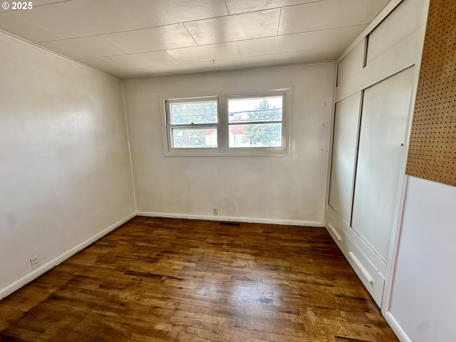 2460 Clark Street Baker City, OR 97814 - Photo 17 of 46 an empty room with wooden floor and windows