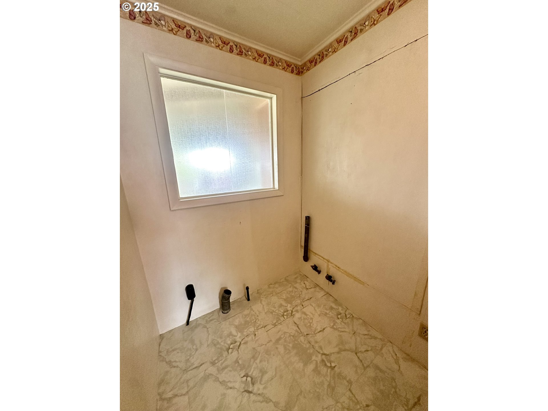 2460 Clark Street Baker City, OR 97814 - Photo 20 of 46 a bathroom with a sink and a mirror