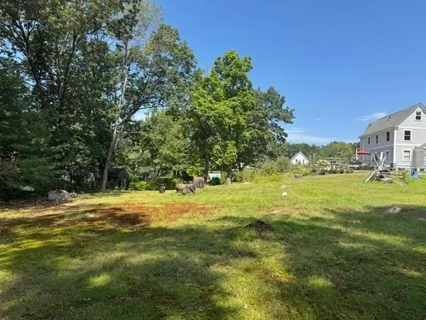 a view of a yard with a house