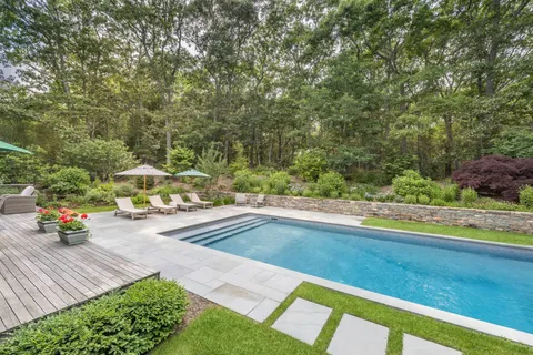 $2,995,000 | 32 Deep 6 Drive, East Hampton, NY 11937