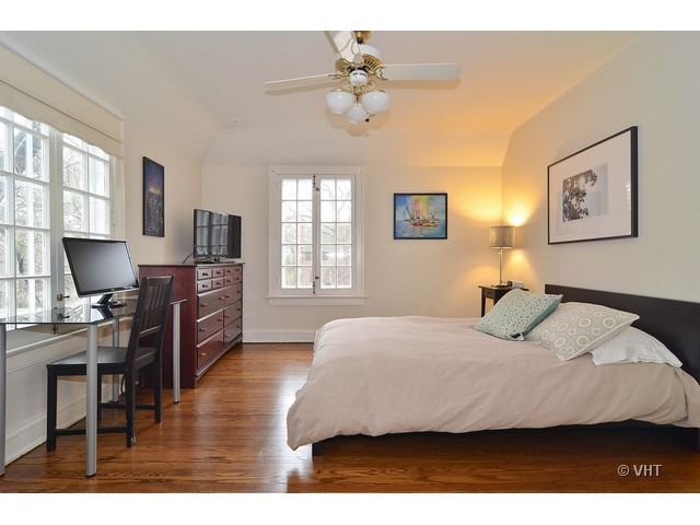 3025 Normandy Place Evanston, IL 60201 - Photo 17 of 24 a bedroom with a bed window and a table