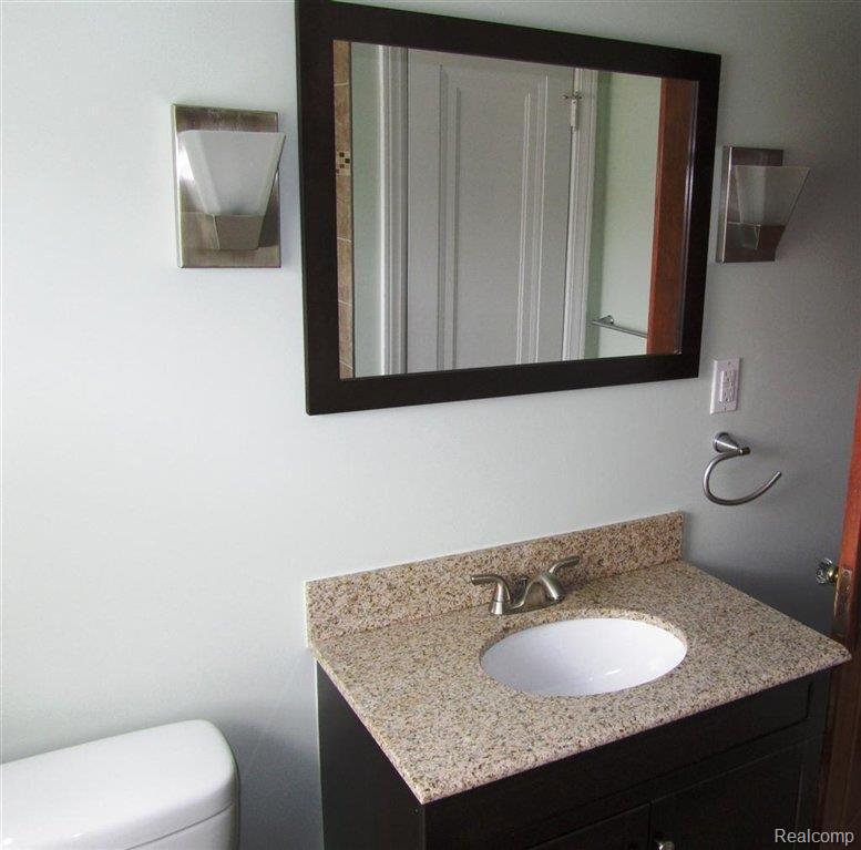 837 Barrington Road Grosse Pointe, MI 48230 - Photo 10 of 23 bath 2 (2) (Large).JPG