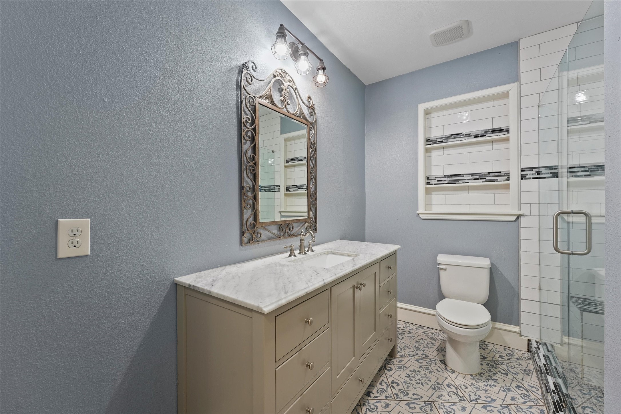 6733 Sylvan Road Houston, TX 77023 - Photo 9 of 26 Hallway full bathroom. Shared between the two secondary bedrooms.