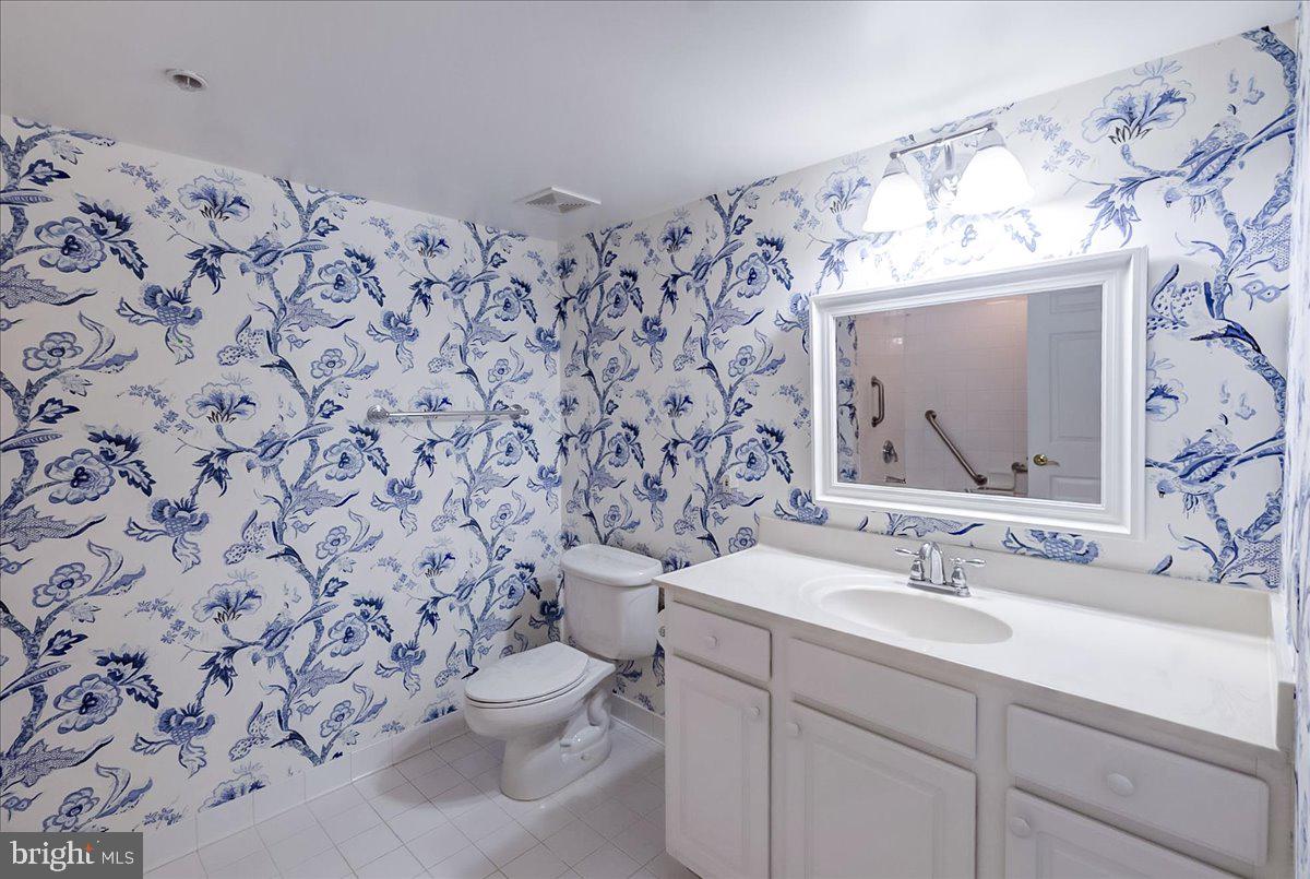 12330 Rosslare Ridge Road, Unit 406 Lutherville-Timonium, MD 21093 - Photo 30 of 37 Charming bathroom with floral elegance.
