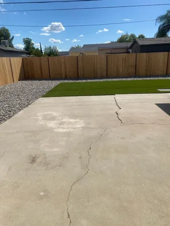 a view of a backyard