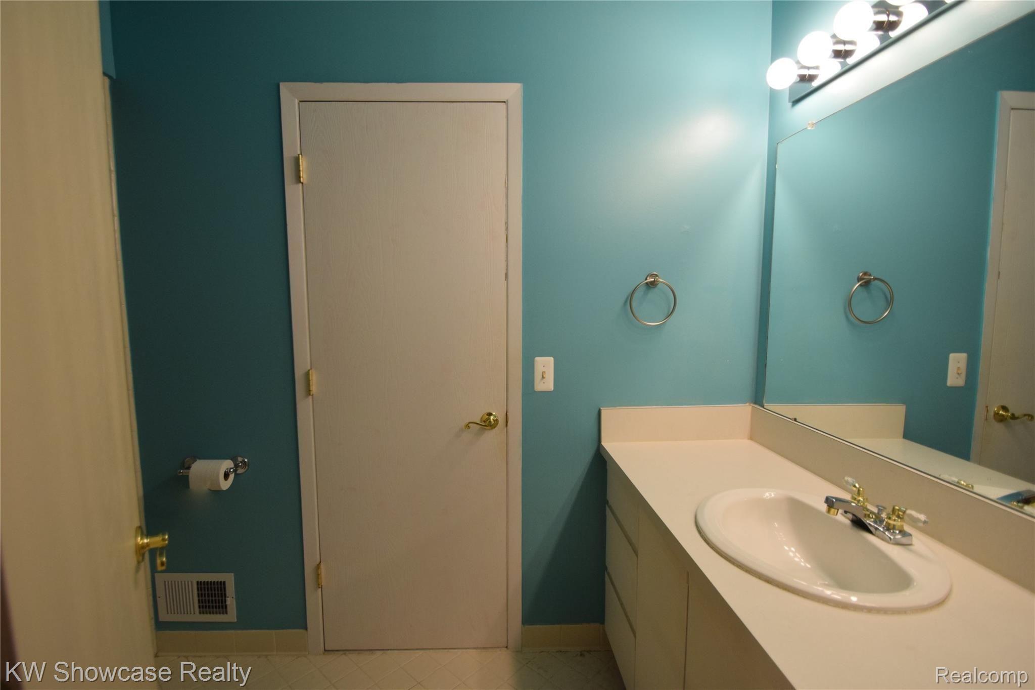 563 Tennyson Rochester, MI 48307 - Photo 27 of 36 Full bath has 2 doors, leading to the hallway and to the master bedroom.