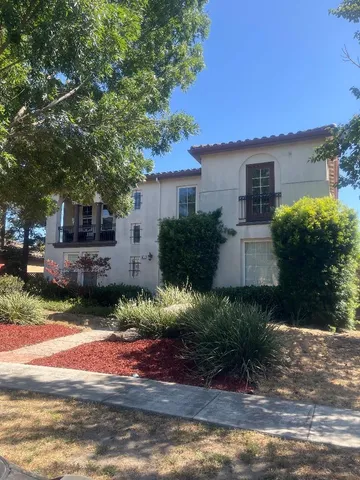 a view of a house with backyard and garden