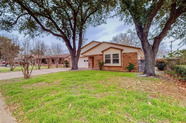 $2,350 | 2124 Robinson Street, Irving, TX 75060