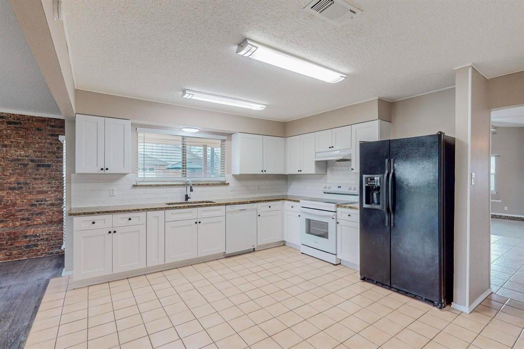 2124 Robinson Street Irving, TX 75060 - Photo 11 of 40