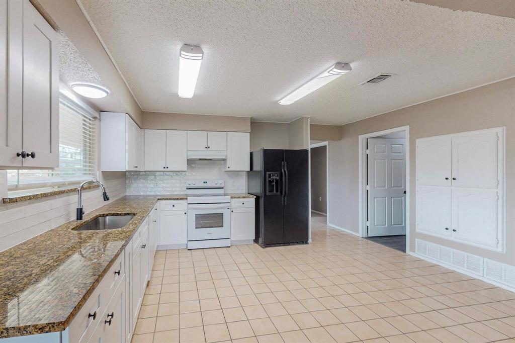 2124 Robinson Street Irving, TX 75060 - Photo 12 of 40