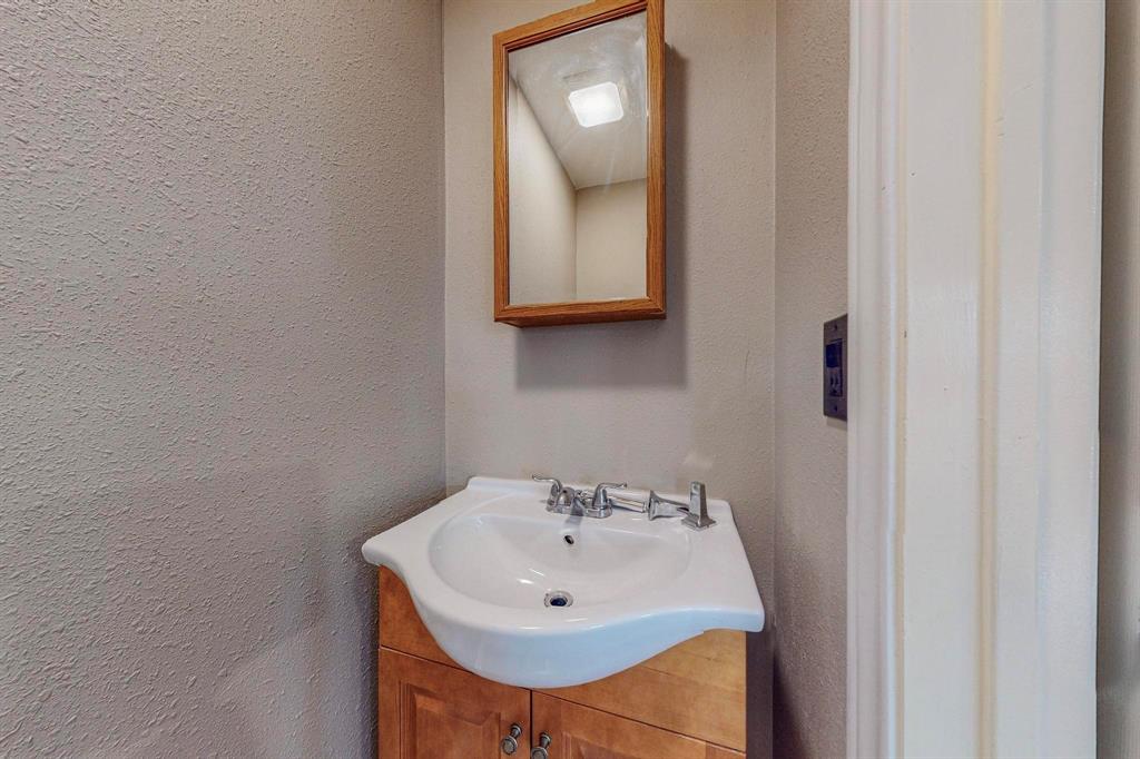 2124 Robinson Street Irving, TX 75060 - Photo 14 of 40