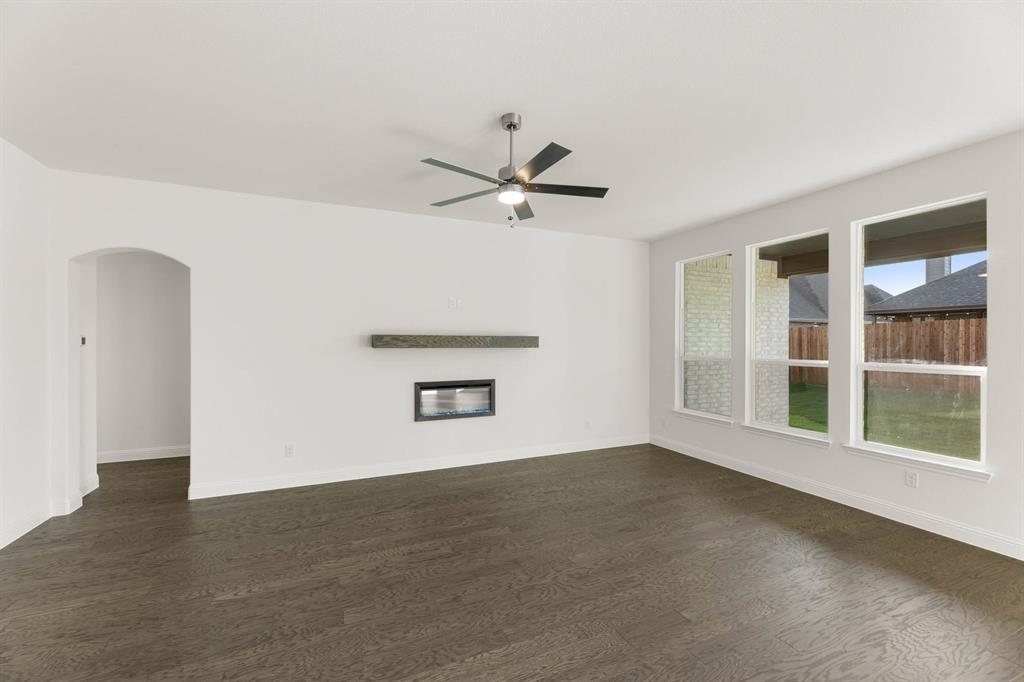 47 Magpie Street Joshua, TX 76058 - Photo 6 of 30 47 Magpie-Living Room-1