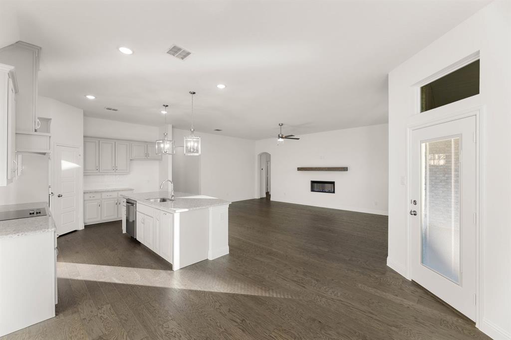 47 Magpie Street Joshua, TX 76058 - Photo 8 of 30 47 Magpie-Dining-2