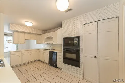 $430,000 | 14308 East Conway Meadows Court, Unit 201, Chesterfield, MO 63017