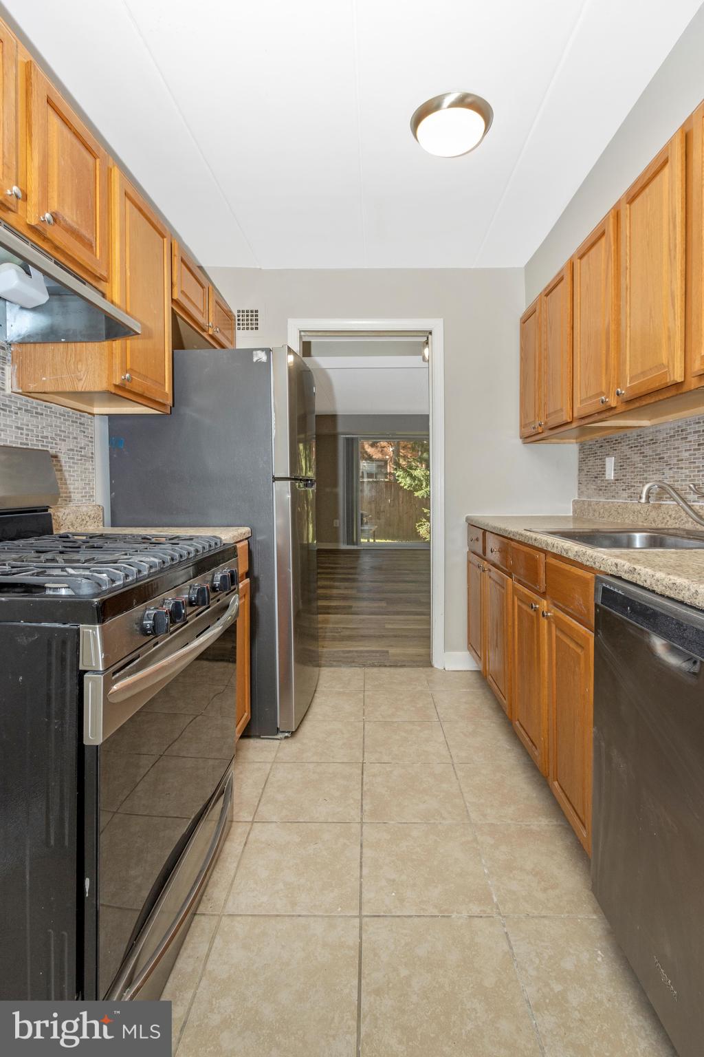 3342 Hewitt Avenue, Unit 31B Silver Spring, MD 20906 - Photo 23 of 71 Kitchen
